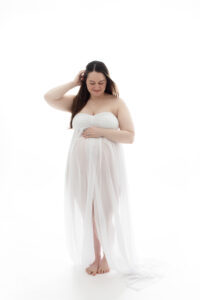 maternity picture white dress white backdrop
